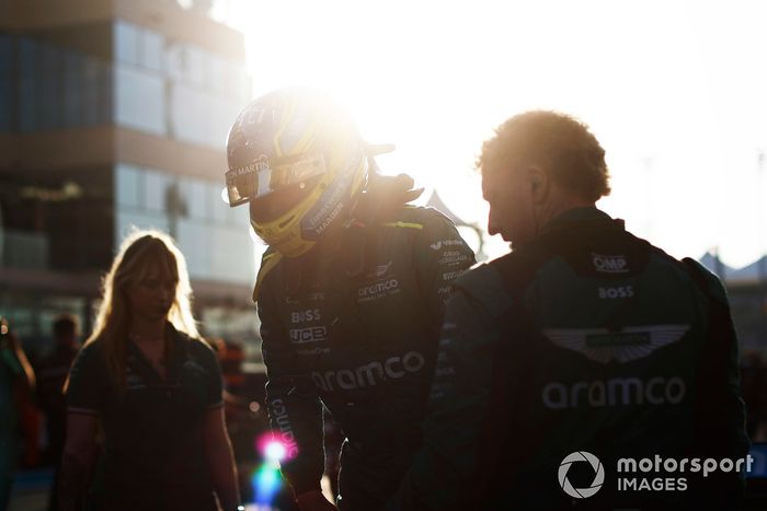 Fernando Alonso, Aston Martin F1 Team, en la parrilla de salida