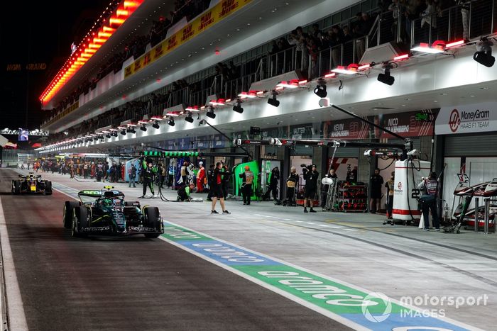 Fernando Alonso, Aston Martin AMR24, Max Verstappen, Red Bull Racing RB20, en boxes.