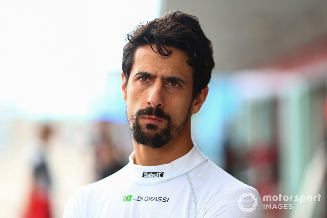 Lucas di Grassi , Lola Yamaha ABT Formula E Team mira en el Pitlane