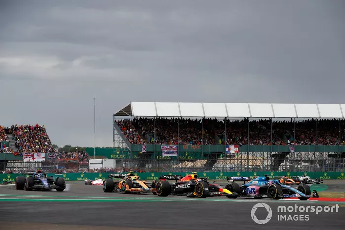 Fernando Alonso, Alpine A522, Sergio Pérez, Red Bull Racing RB18, Lando Norris, McLaren MCL36