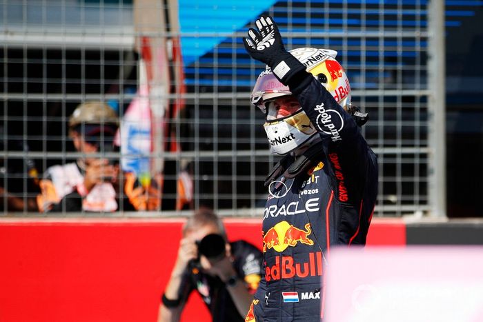Max Verstappen, Red Bull Racing, saluda desde la parrilla tras la clasificación