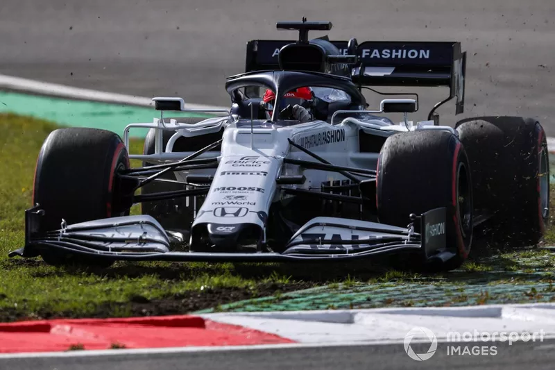 Daniil Kvyat, AlphaTauri AT01, pasa sobre los pianos