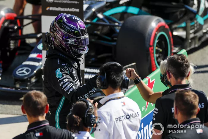 Ganador de la pole Lewis Hamilton, Mercedes-AMG F1 en Parc Ferme 