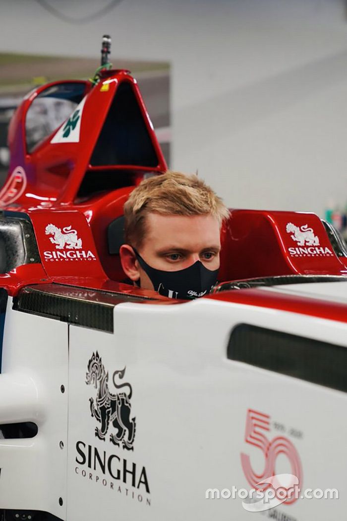 Mick Schumacher, prueba del asiento en el Alfa Romeo C39
