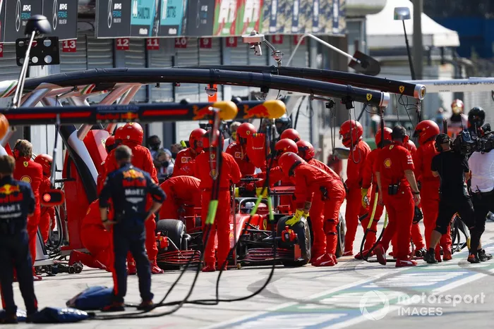 Sebastian Vettel, Ferrari SF1000 en pits
