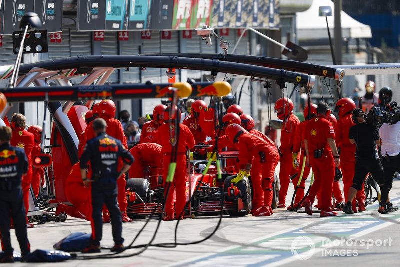 Sebastian Vettel, Ferrari SF1000 en pits