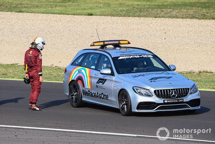 El Medical car se lleva a Sebastian Vettel, Ferrari