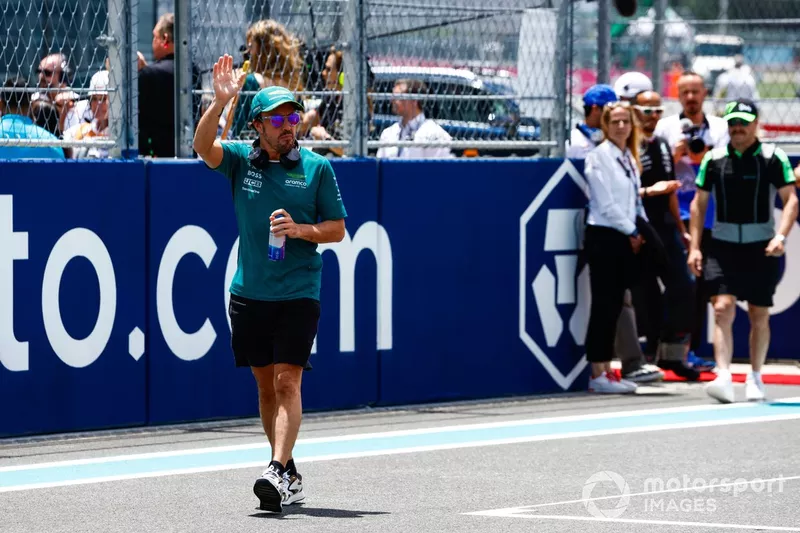 Fernando Alonso, Aston Martin F1 Team, arrive pour la parade des pilotes