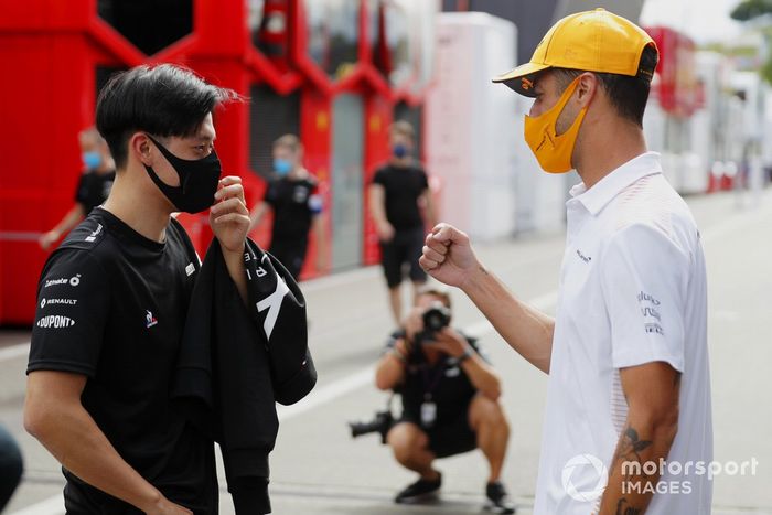 Guanyu Zhou, piloto de pruebas de Alpine F1 con Daniel Ricciardo, McLaren 