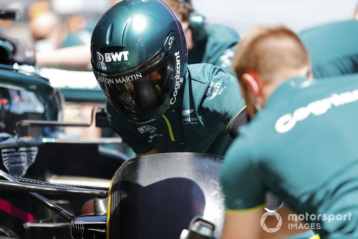 El equipo Aston Martin practica una parada en pits