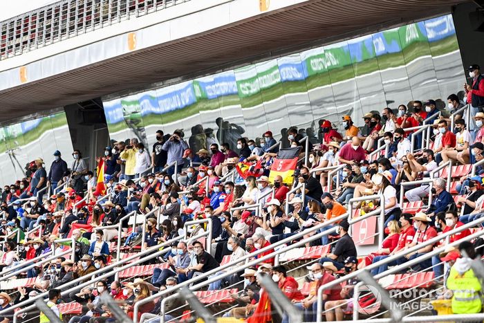 Los fans sentados en las gradas
