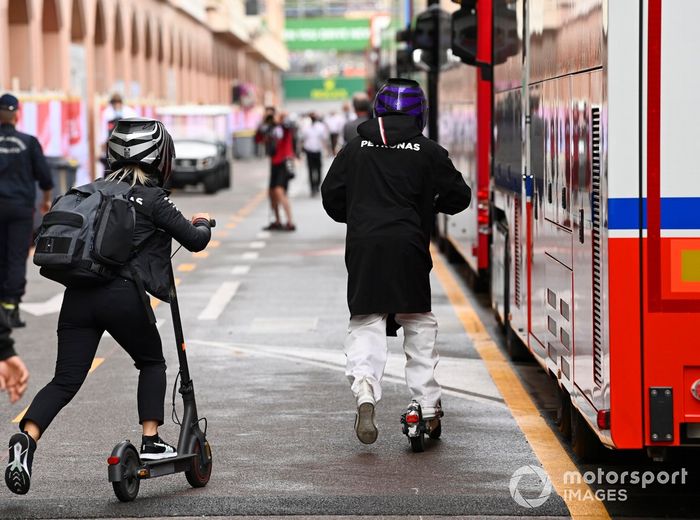 Lewis Hamilton, Mercedes, en moto