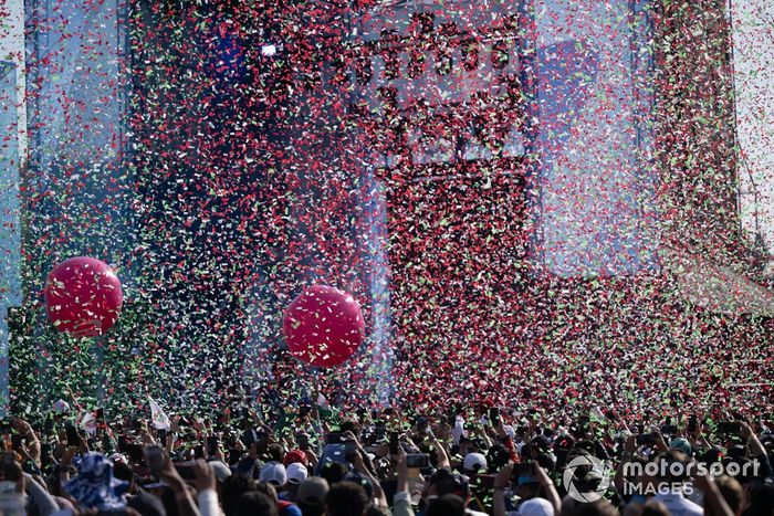 El confeti llena el aire en la ceremonia del podio