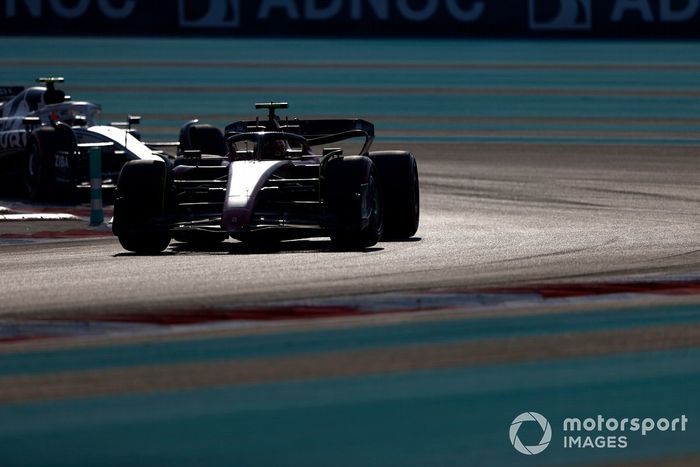 Carlos Sainz, Ferrari F1-75, Yuki Tsunoda, AlphaTauri AT03