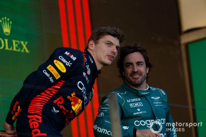 Max Verstappen, Red Bull Racing, 1ª posición, Fernando Alonso, Aston Martin F1 Team, 3ª posición, charla en el podio.