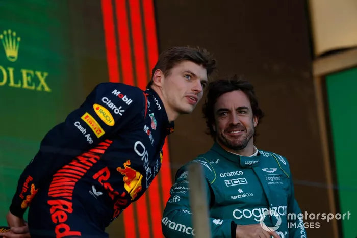 Max Verstappen, Red Bull Racing, 1ª posición, Fernando Alonso, Aston Martin F1 Team, 3ª posición, charla en el podio.