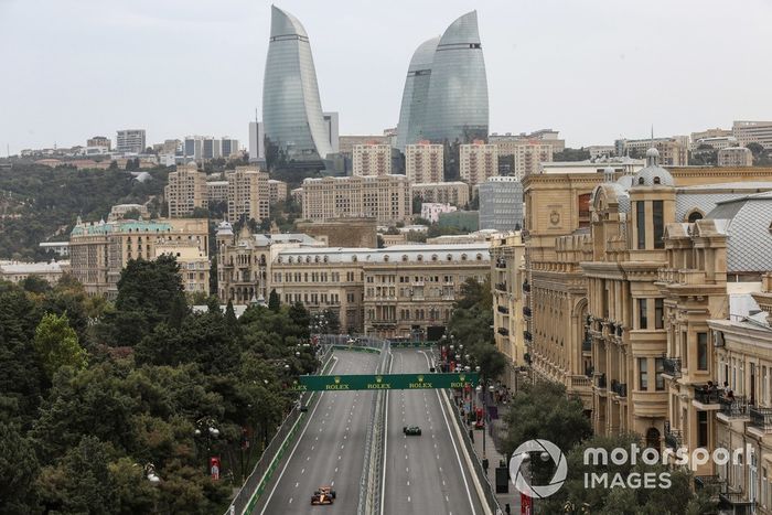 Lando Norris, McLaren MCL38, Valtteri Bottas, Stake F1 Team KICK Sauber C44 