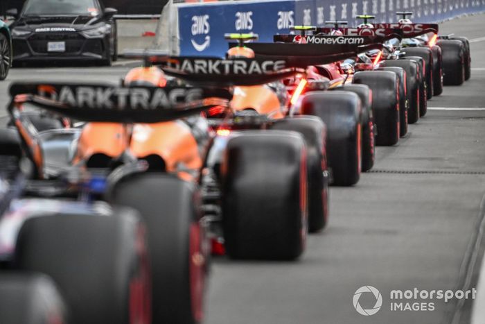 Coches alineados en el pit lane