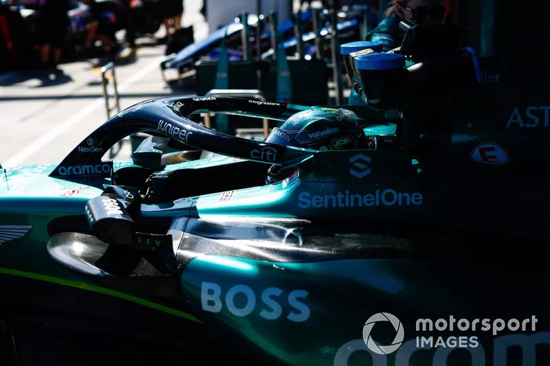Lance Stroll, Aston Martin AMR24, est repoussé dans le garage.