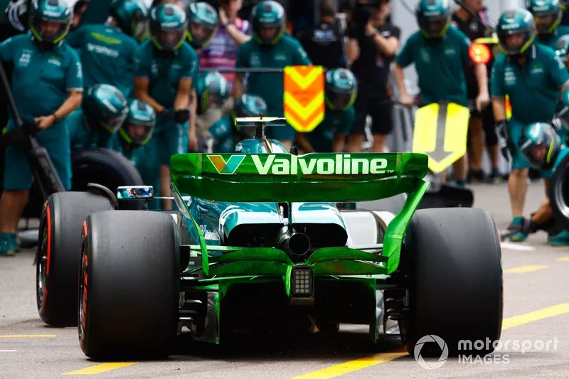 Fernando Alonso, Aston Martin AMR24, dans la voie des stands