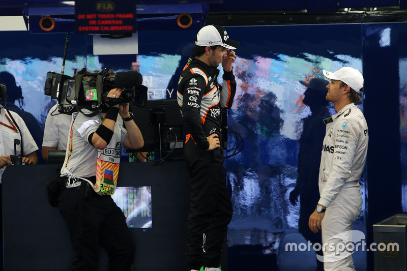 Nico Rosberg, Mercedes AMG F1 con Sergio Pérez, Sahara Force India F1 en parc ferme