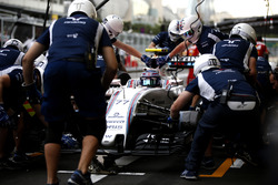 Valtteri Bottas, Williams FW38, en los boxes durante la práctica