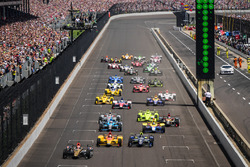 Start: James Hinchcliffe, Schmidt Peterson Motorsports Honda leads