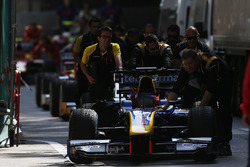 DAMS mechanics push the car of Alex Lynn