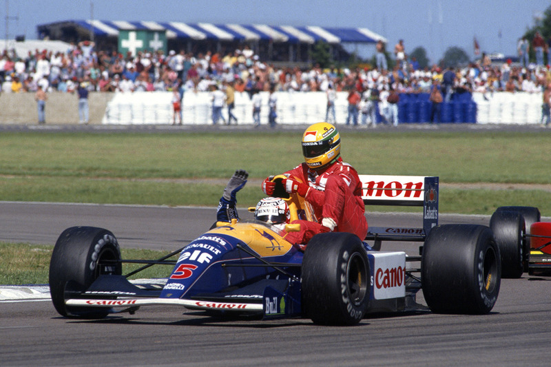 Winnaar Nigel Mansell, Williams Renault FW14 geeft Ayrton Senna, McLaren MP4/6-Honda een lift