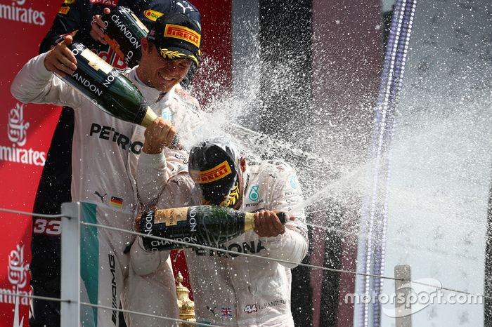 Podio: ganador de la carrera Lewis Hamilton, Mercedes AMG F1 W07 y segundo lugar de Nico Rosberg, Mercedes AMG Petronas F1 W07 celebran con champagne