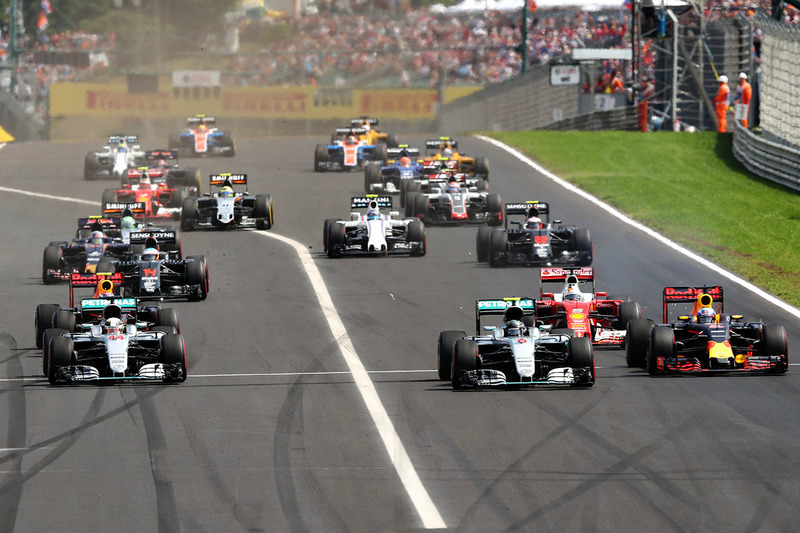 Arrancada: Lewis Hamilton, de Mercedes AMG F1 W07 híbrido lidera a Daniel Ricciardo, Red Bull Racing RB12