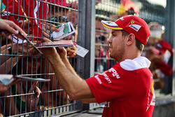 Sebastian Vettel, Ferrari, gibt Autogramme