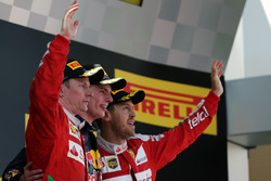 Podio: Kimi Raikkonen Ferrari, secondo; Max Verstappen, Red Bull Racing, primo; Sebastian Vettel, Fe