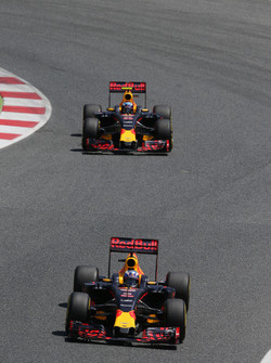 Даниэль Риккардо, Red Bull Racing RB12 едет впереди Макса Ферстаппена, Red Bull Racing RB12