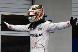 Переможець гонки Льюїс Хемілтон, Mercedes AMG F1 W07 Hybrid святкує в закритому парку