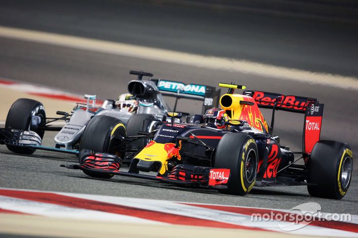 Daniil Kvyat, Red Bull Racing RB12 y Lewis Hamilton, Batalla del Mercedes AMG F1 W07 híbrido para la posición