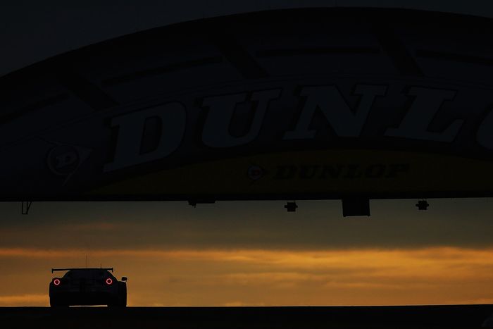 #70 MR Racing Ferrari 488 GTE: Motoaki Ishikawa, Olivier Beretta, Eddie Cheever drives under the Dunlop Bridge at dawn