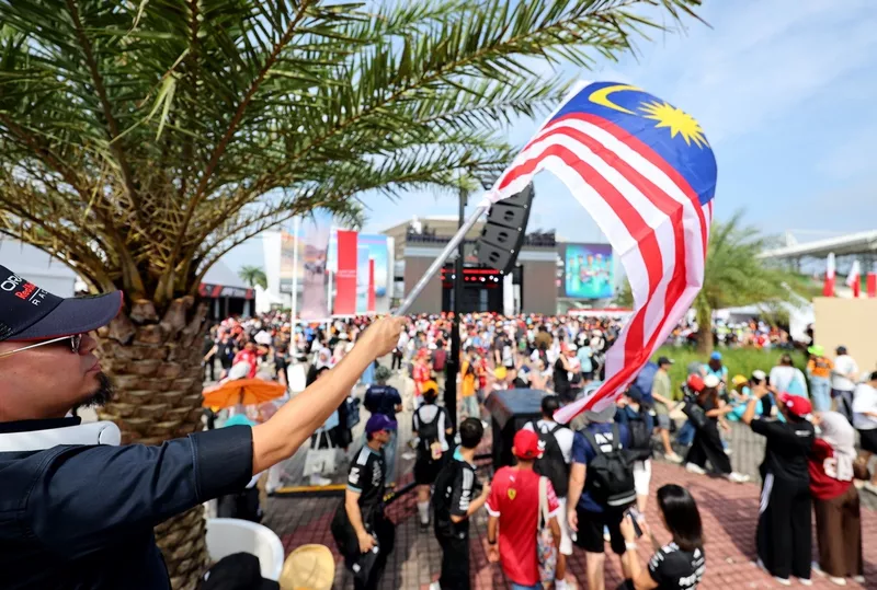 Un aficionado ondea la bandera de Malasia