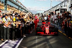 Le vainqueur Sebastian Vettel, Ferrari SF71H dans le Parc Fermé