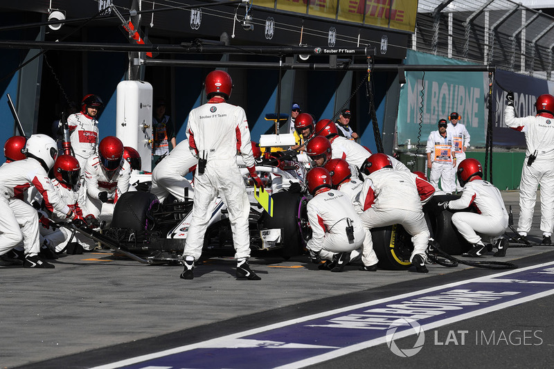 Charles Leclerc, Sauber C37 pit stop