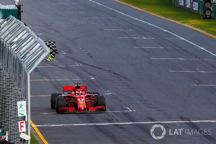 Sebastian Vettel, Ferrari SF71H, cruza la bandera a cuadros por delante de Lewis Hamilton, Mercedes AMG F1 W09