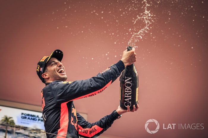 El ganador de la carrera Daniel Ricciardo, Red Bull Racing celebra en el podio con el champán