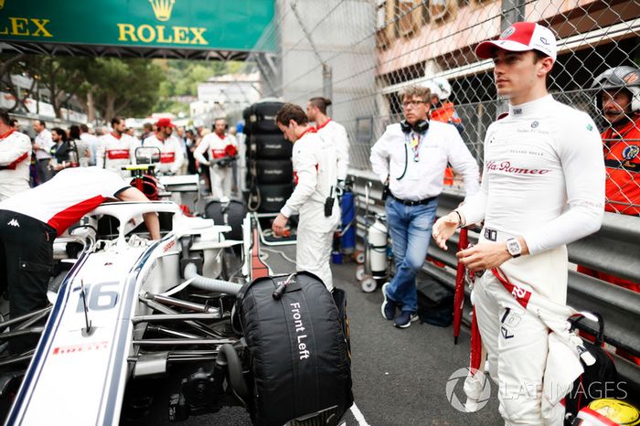 Charles Leclerc, Sauber, en la parilla