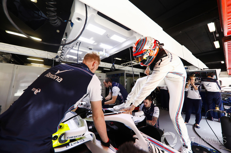 Robert Kubica, Williams Martini Racing, si cala nella sua monoposto