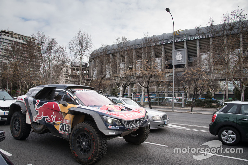 Carlos Sainz, Lucas Cruz, Peugeot Sport en las calles de Madrid