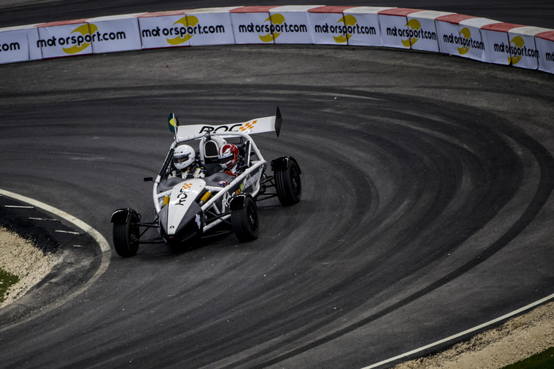 Helio Castroneves del equipo Latinoamérica en el Ariel Atom Cup
