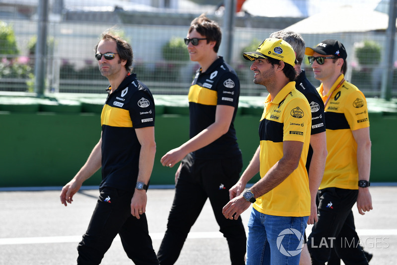 Carlos Sainz Jr., Renault Sport F1 Team, cammina lungo il circuito