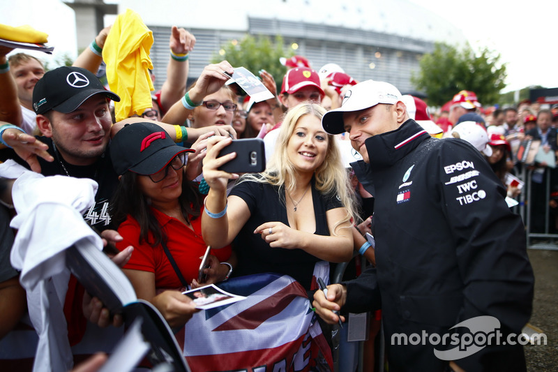 Valtteri Bottas, Mercedes AMG F1, taraftarlar ile bir araya geliyor