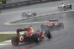 Kimi Raikkonen, Ferrari SF16-H ve Max Verstappen, Red Bull Racing RB12