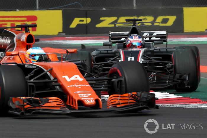 Fernando Alonso, McLaren MCL32 y Romain Grosjean, Haas F1 Team VF-17